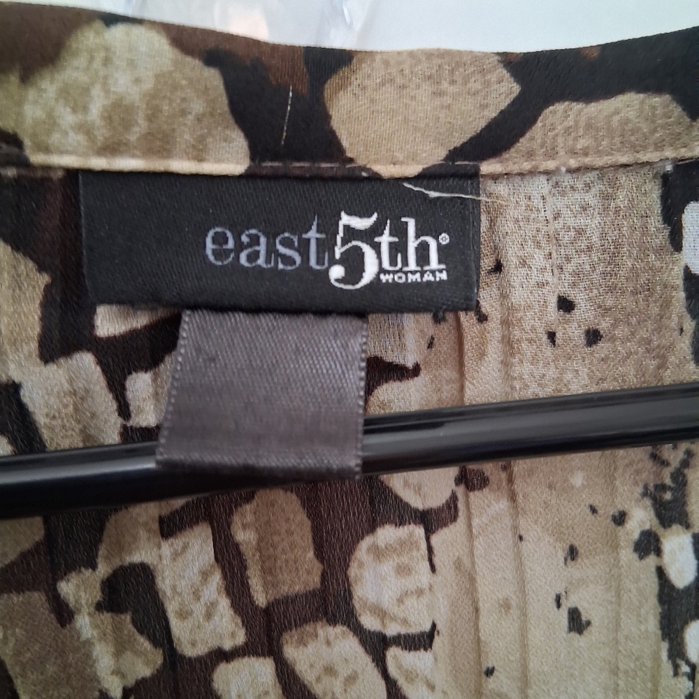 East 5th Women's Abstract Beige and Brown Blouse Size 1X - Picture 3 of 11